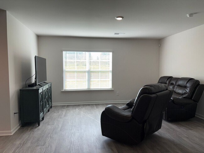 Building Photo - 4 Bedroom, 2 Bathroom House in Trinity!