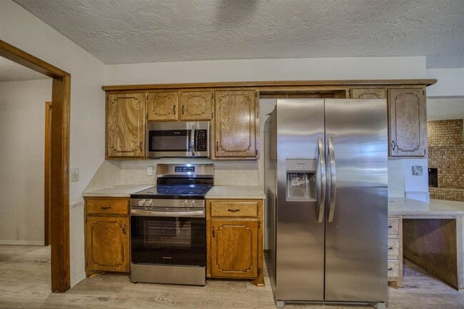 Building Photo - 308 SE Camelot Dr