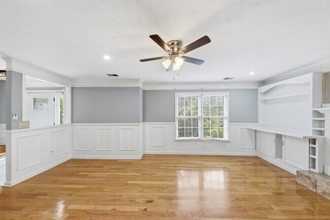 Building Photo - 310 Crescentview Ct