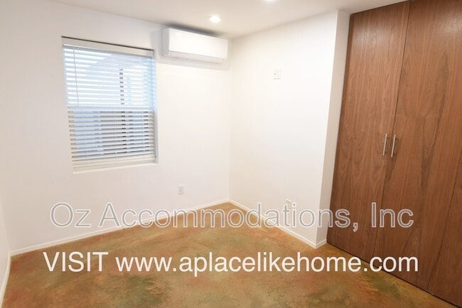 Building Photo - 4011 S Minnie St