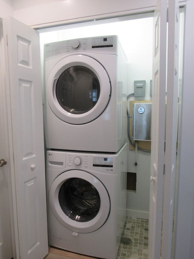 Building Photo - $1,800 - 2 Bed/2Bath Newly Renovated Unfur...