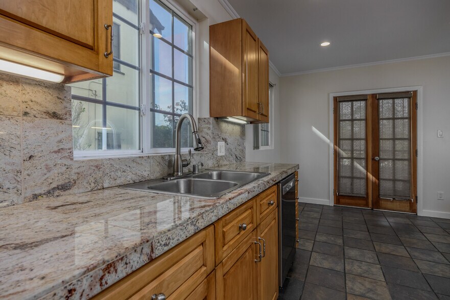 Building Photo - 1244 S Highland Ave