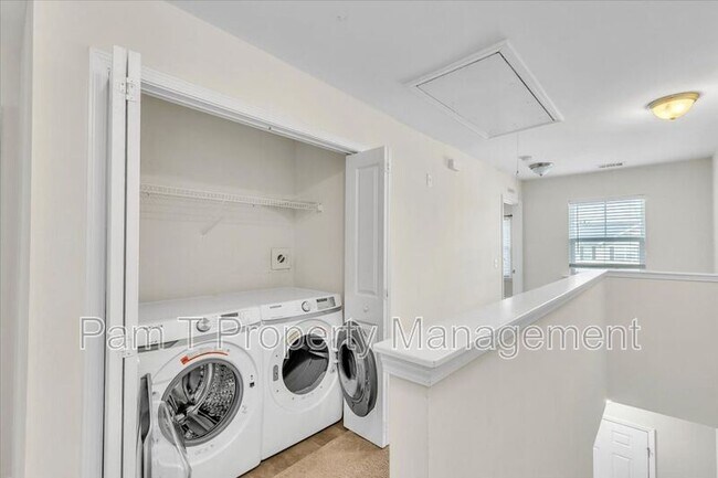 Building Photo - 213 Cromer St