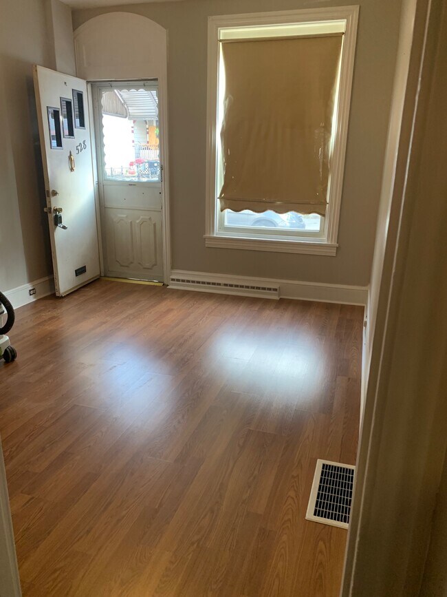 Living room / front entrance - 528 Mulberry St