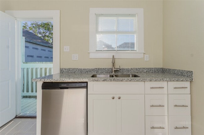 Building Photo - 1219 33rd St