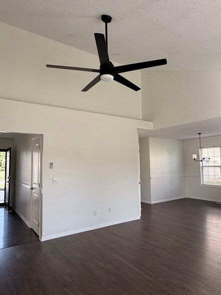 Building Photo - 9527 Acacia Psge