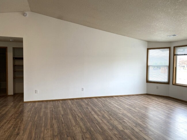 Building Photo - Updated 3 Bedroom in Dallesport