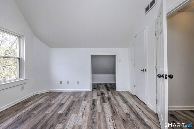Building Photo - 483 Ferry St