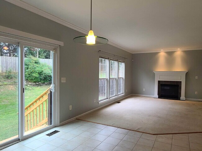 Building Photo - Gorgeous 6 BR Home, Convenient to Quantico & Commuting