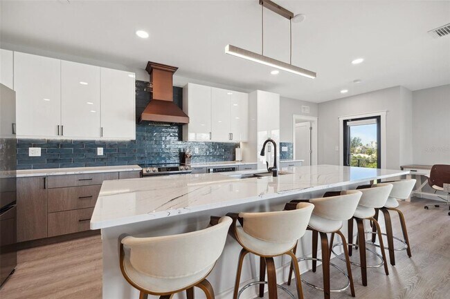 Building Photo - 12400 Capri Cir N