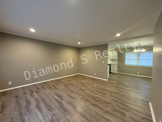 Building Photo - Close to Mercy Hospital! Three bedroom home!