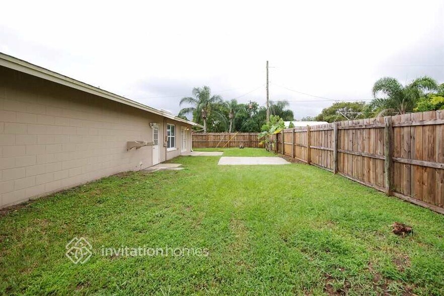 Building Photo - 3900 Lejune Ave