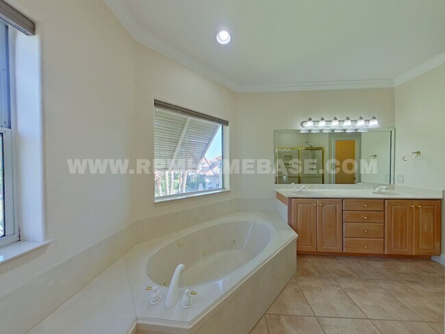 Building Photo - Elegant 2-Bedroom Home with Bonus Flexible...