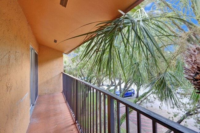 Building Photo - Renovated and Updated 2 Bed, 2 Bath Condo ...