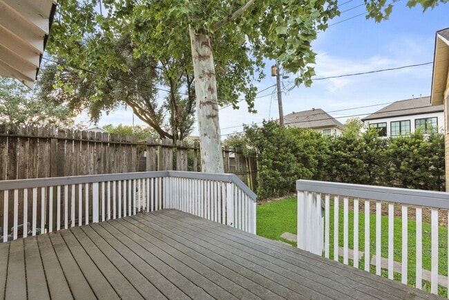 Building Photo - Montrose Gem: 2-Bed Bungalow