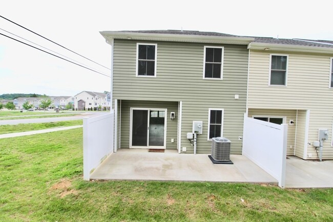 Building Photo - Spacious 3-Bed, 2.5-Bath Townhome Availabl...