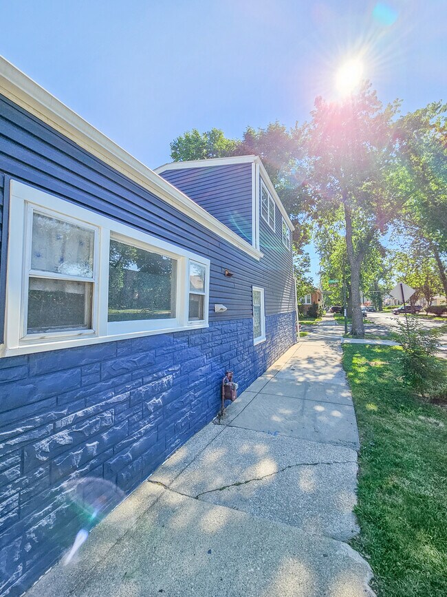 Building Photo - 3300 N Kildare Ave