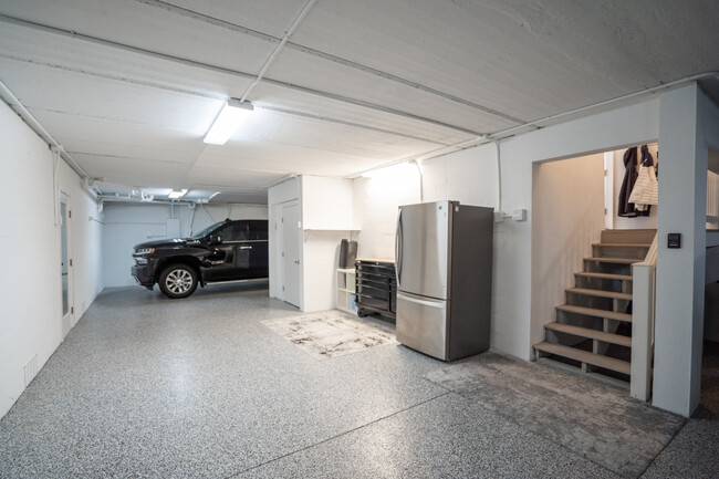 Building Photo - 3020 Alton Dr