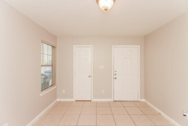 Building Photo - 4906 N Cancun Dr