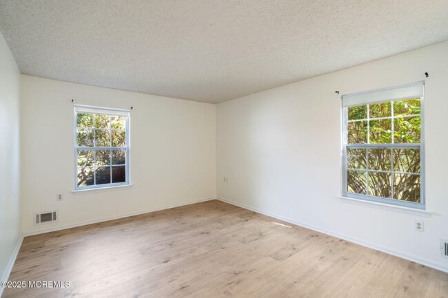 Building Photo - 7 Tamarack Ct