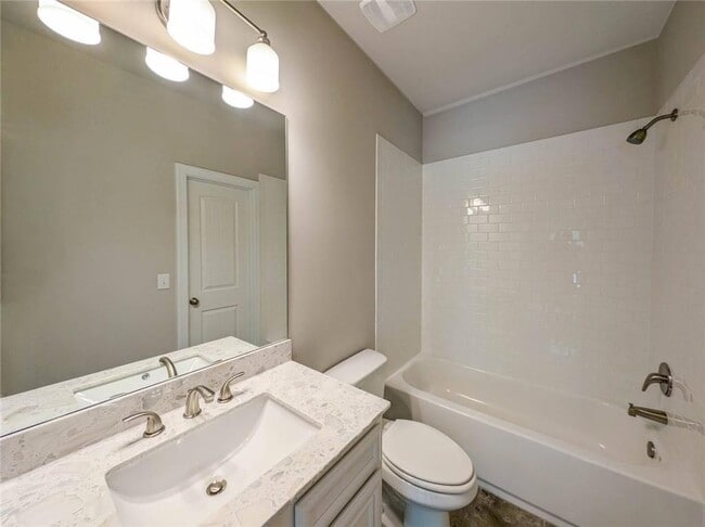 Building Photo - 2276 Caledonia Dr SE