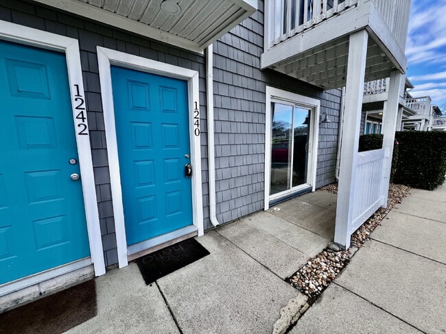 Building Photo - AMAZING 2 BED / 2 BATH CONDO – ONLY 8 BLOCKS FROM THE BEACH!