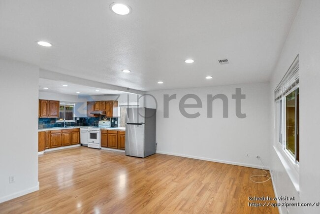 Building Photo - 909 N Estates Dr