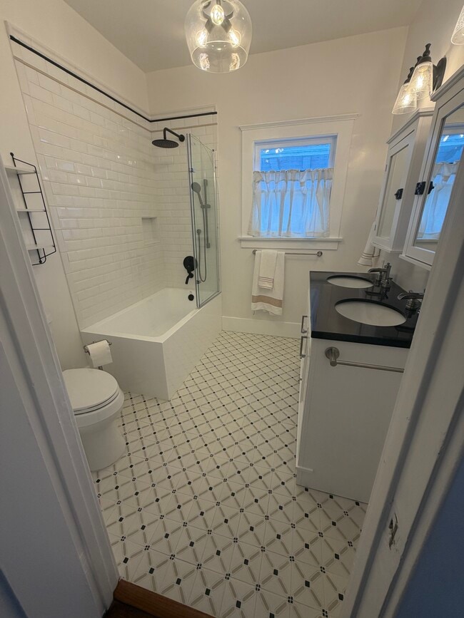 Upstairs Bathroom South 3 - 713 S Bronson Ave
