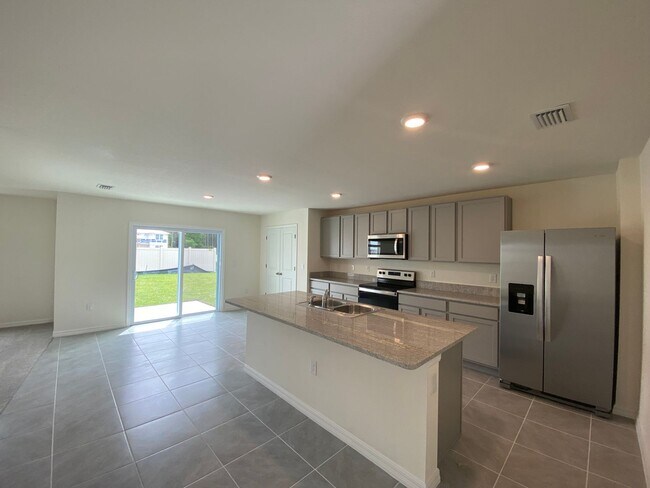 Building Photo - Avalon Woods 4/3/2 ***WON'T LAST***