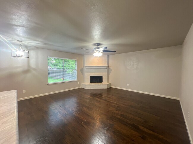 Building Photo - Great 3 Bedroom Home Move In Ready