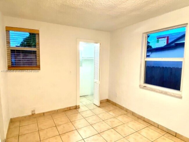 Building Photo - 4307 SW 9th St