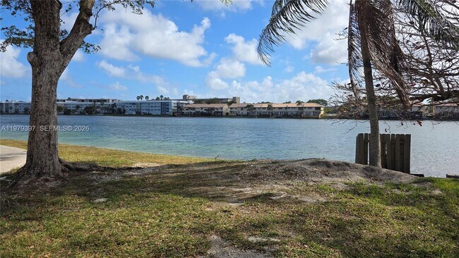 Building Photo - 750 NE 199th St