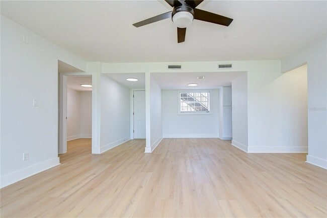 Building Photo - 200 Country Club Dr
