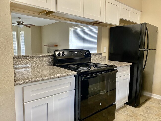 Building Photo - 2BR/2.5BA Townhome in Gated Community for Lease!