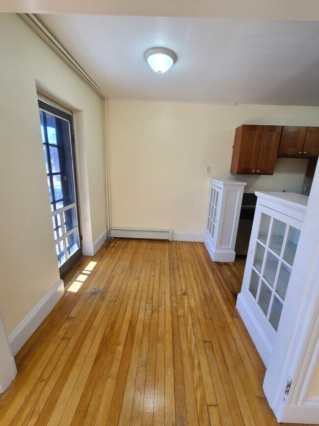 Building Photo - Beautiful unit with amazing Newtonville location available 9/1/26