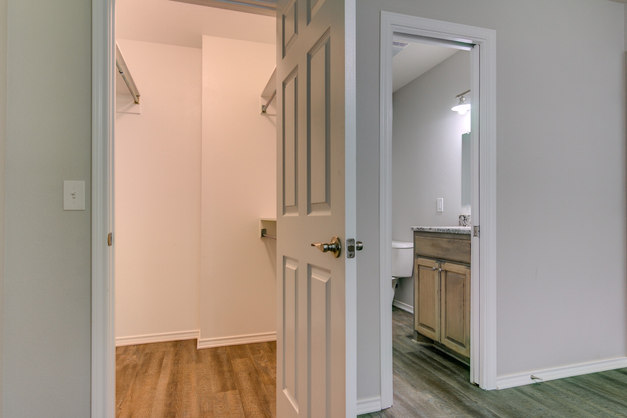 Bathroom - 911 Pecorella St E