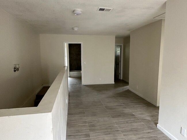 Building Photo - Large 4 bed 3 bath