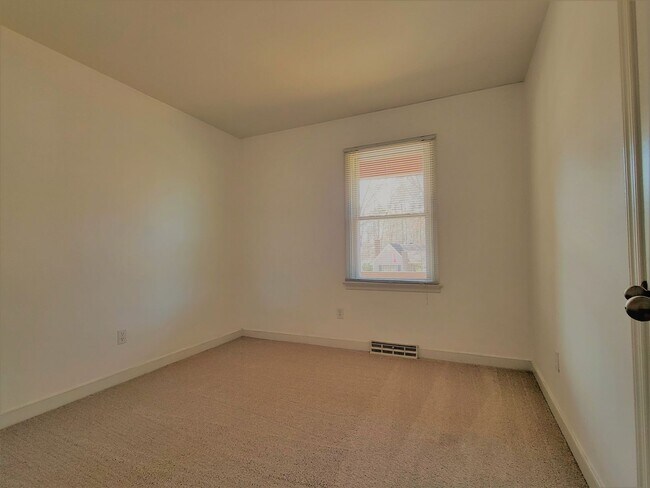 Building Photo - Well maintained large rancher on corner lo...