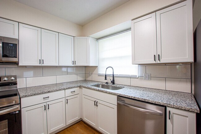 Building Photo - 3 Bedroom / 2 Bath Home with Finished Basm...