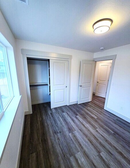 Building Photo - 1319 Oppek St NE