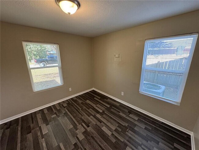 Building Photo - 303 Evergreen Hill