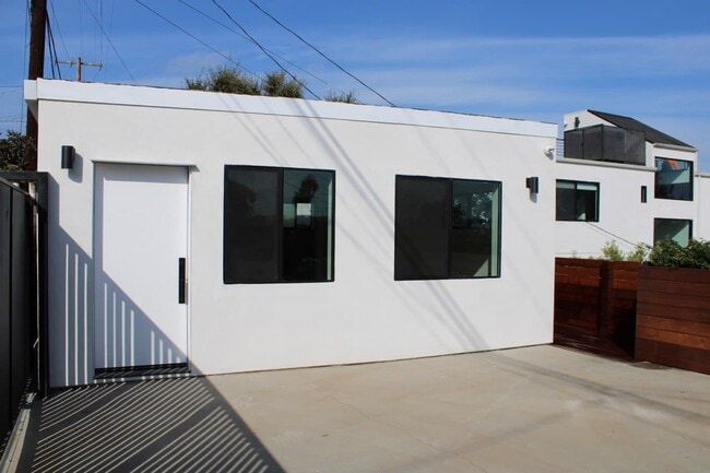 Building Photo - 3527 Greenfield Ave