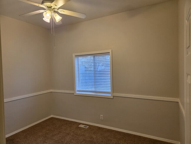 Building Photo - 917 W Greenhead St