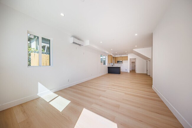 Building Photo - 1330 S Longwood Ave