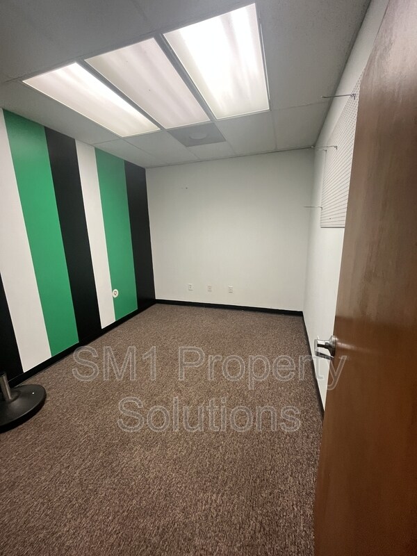 Building Photo - 2312 S Main St