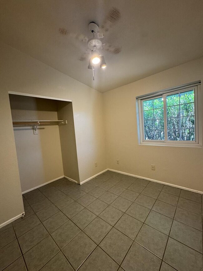 Building Photo - 1205 E Cottonwood Dr