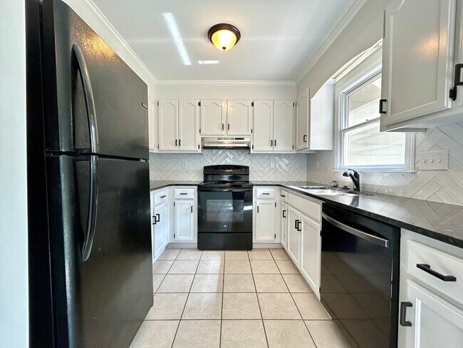 Building Photo - 1311 Hathshire Dr