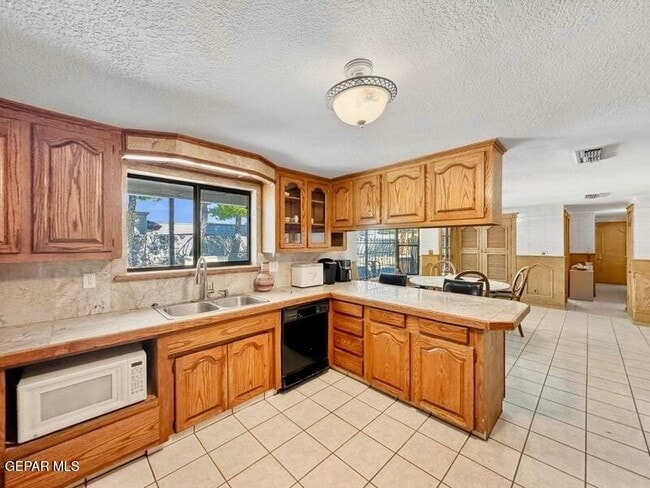 Building Photo - 2153 Trawood Dr