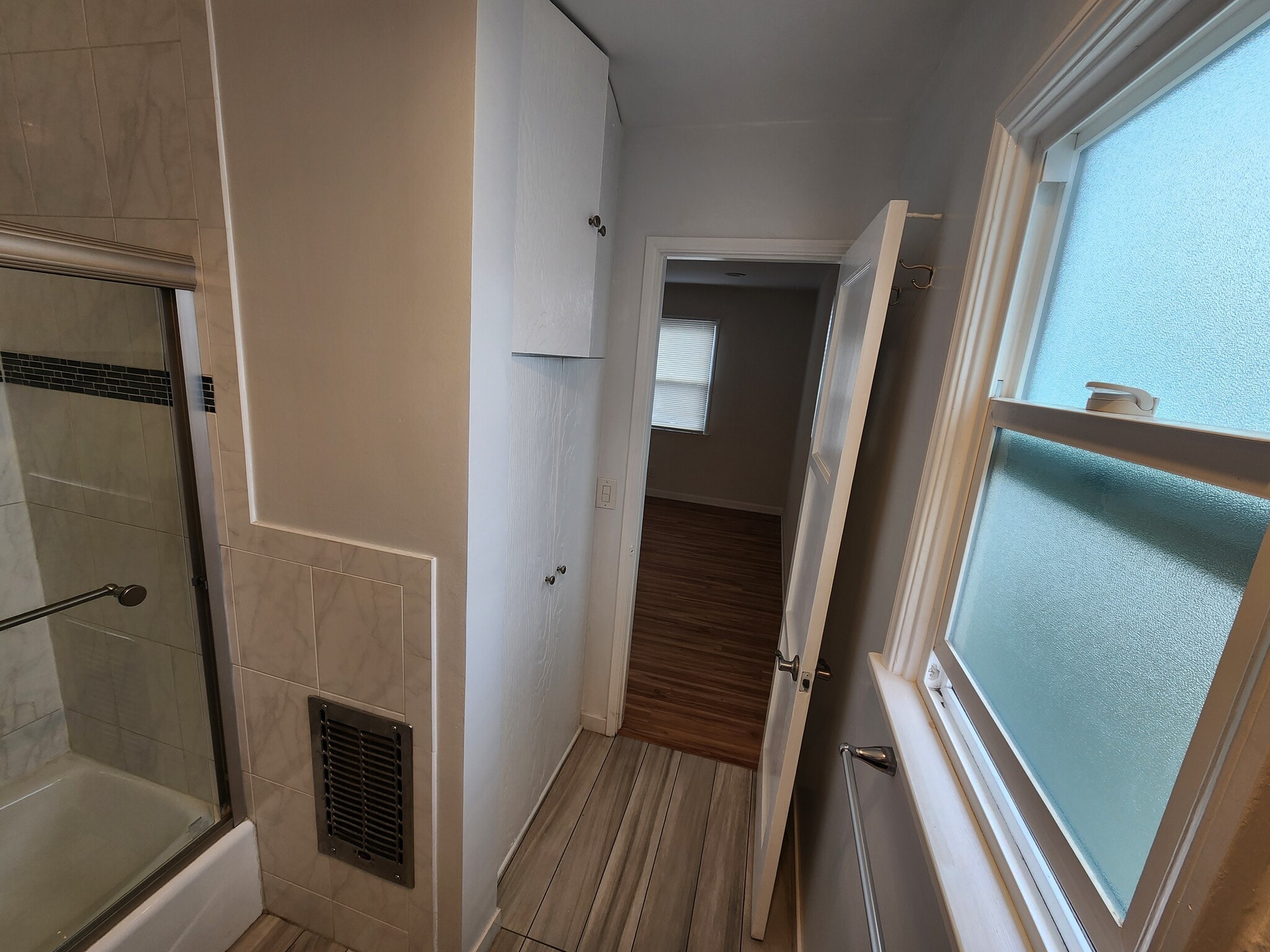 Building Photo - 947 Victoria Ave