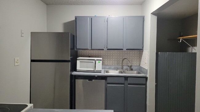 Building Photo - $300 off one month rent!!! "Cozy 2-Bed Ret...